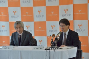 大橋裕一学長(左）と入舩徹男地球深部ダイナミクス研究センター長(右）