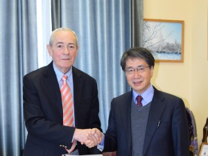 協定書調印後に握手するディミトリー・プシャロフスキーモスクワ大学地質学部長と入舩GRCセンター長